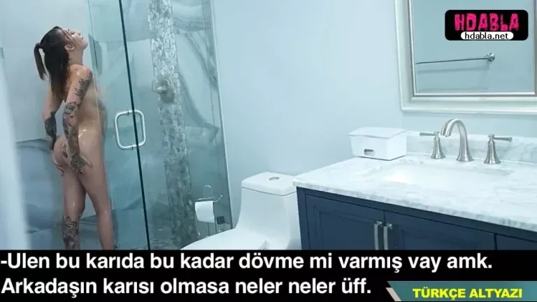 arkadasimin erik gibi karisi dus alirken kapiyi acik birakmis.webp