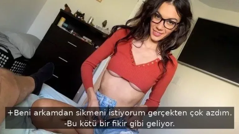 ayakkabi cekilisine girmesi icin baskiladigi uvey kardesini sakso cekerek ikna ediyor.webp