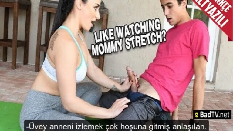 dar taytla pilates yapan uvey annesini sikini kaldirarak gerdirdi.jpg