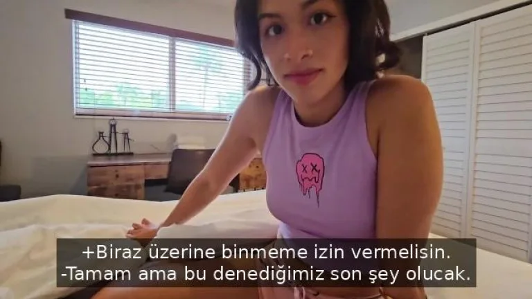 disaridaki firtinayi bahane ederek yatagina yattigi uvey erkek kardesine killi amini veriyor.jpg