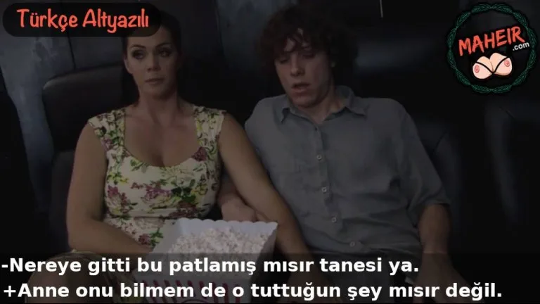 dul anne sinema salonunda ogluyla sevisti.jpg