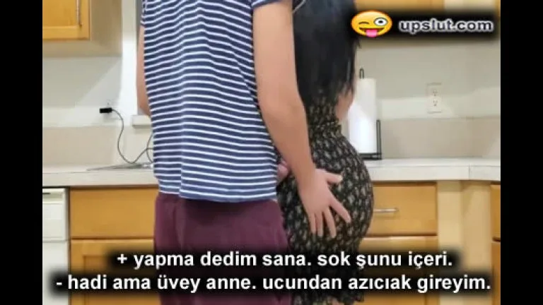 etine dolgun uvey anneyi sikini cikarip gotten durtukledi.jpg