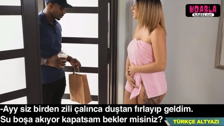 evli kadin kargocuyu tahrik etmek icin kapiyi yari ciplak acti.jpg