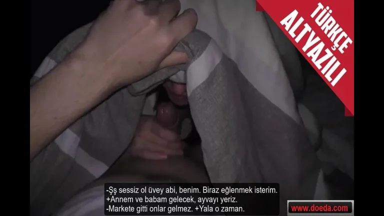 geceleyin uvey abisinin sikini uykuda yalamaya baslayan surtuk.jpg