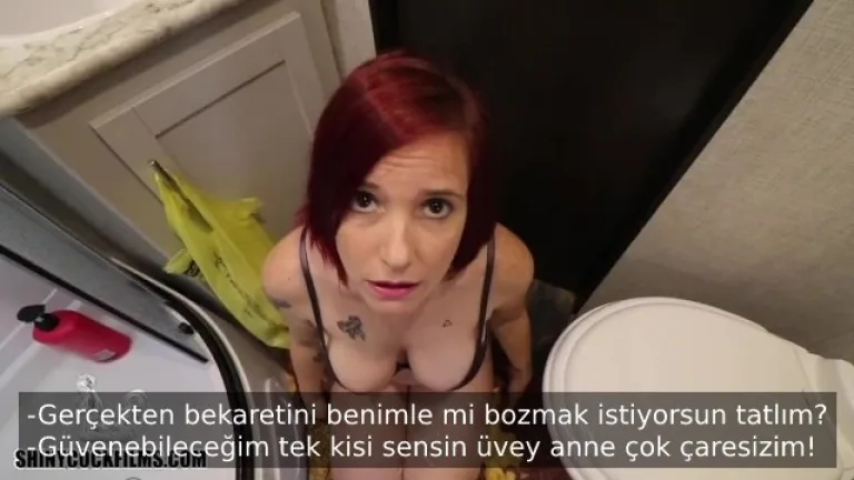 ilk deneyimini uvey annesiyle yasarken zevkten aklini yitiriyor.jpg