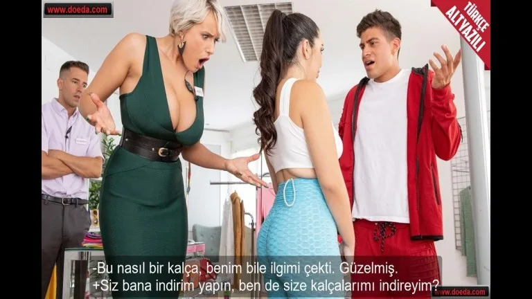 indirim isteyen latin kadinin donunu indirip lezbiyence amini bindirdi.jpg
