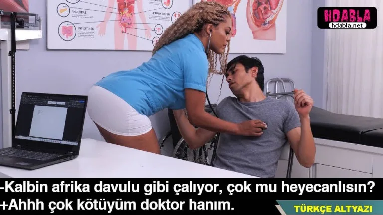 kalbi dinlenirken kadin doktorun memelerini suzuyor.jpg