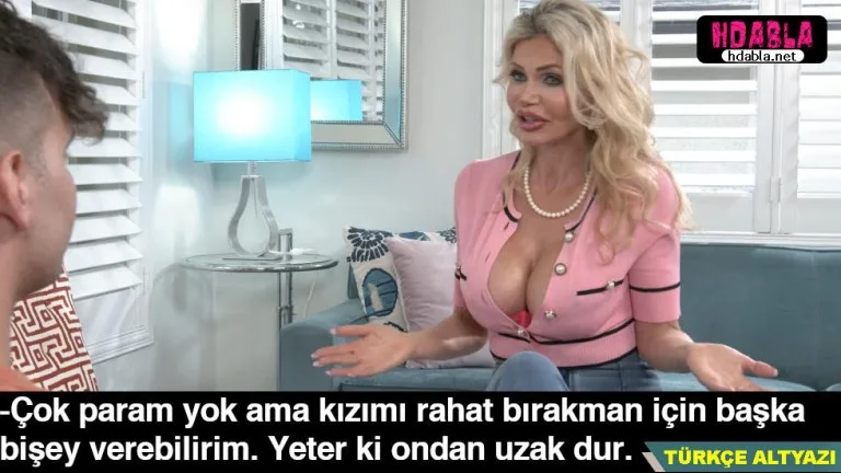 kizinin pesini birakmayan genc adamla konusuyor teklif yapiyor.jpg