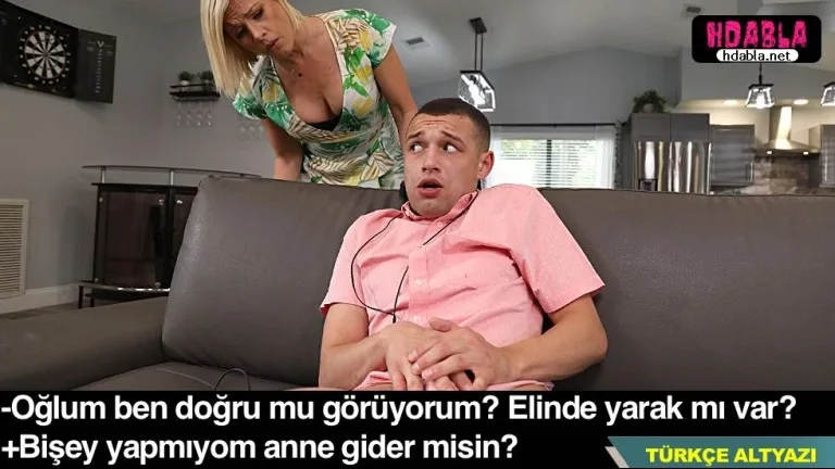 kulaklik takip asilan genc bosalacagi sirada anasina yakalandi.jpg
