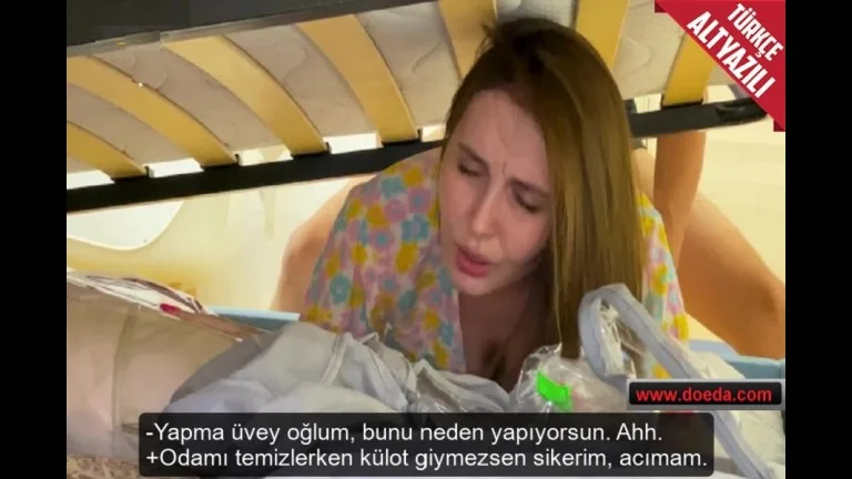 kulotsuz temizlik yaparken yataga sikisan uvey annesine soktu.jpg