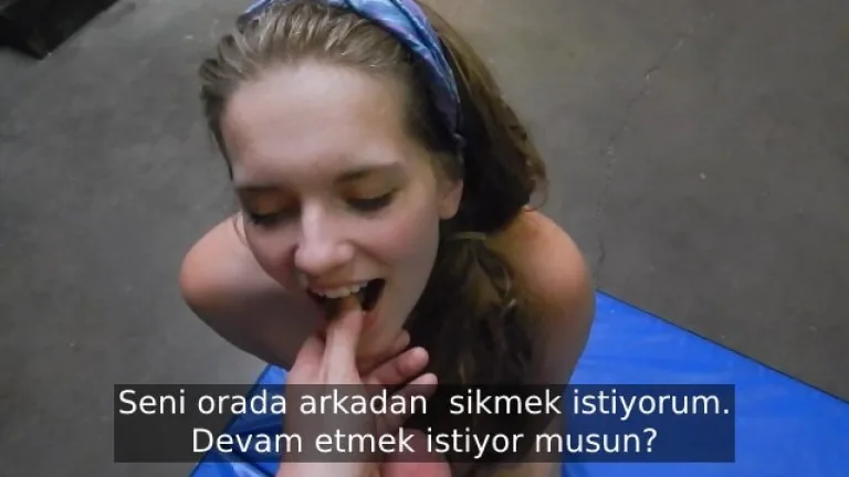 merakli uvey kiz kardesine soyunmasi icin israr eden agabey.jpg