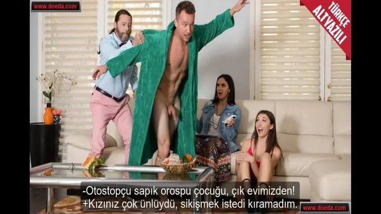 otostopcu evsiz adami eve alip banyoda sikisirken babaya yakalandi.webp