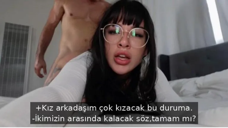 seks tutkunu orospu airbnbde ortak kaldigi yabanciyi ikna edip deliler gibi sikisiyor.jpg