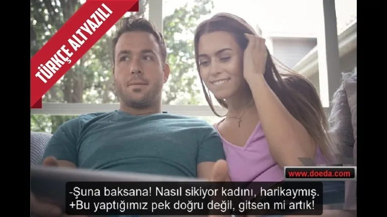 sex videosu izleyen uvey kardesler birbirlerini oksamaya basladi.jpg