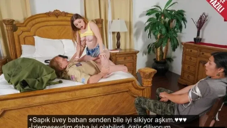sinirli olgun uvey babasi aptal kiz arkadasini sinirlenerek gozunun onunde sikti.webp