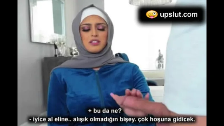 surpriz bekleyen turbanlinin eline kocaman siki tutusturdu.jpg