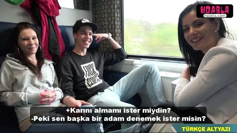 trende kiz arkadaslarini takas ediyorlar.jpg