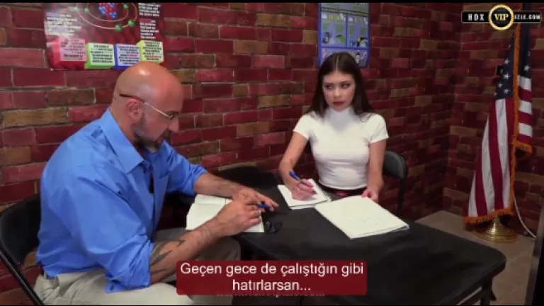 universiteli genc hatun hocasindan guzel bir ders aliyor.jpg