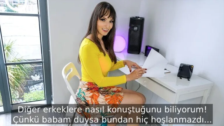 uvey annesinin orospulugunu yakalayinca onu koseye sikistiriyor.jpg