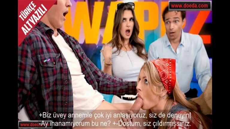 uvey annesiyle cok yakin iliski icinde oldugunu arkadasina saksoyla gosterdi.jpg