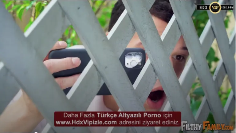 uvey kardesi masturbasyon yaparken onu telefona kaydediyor ve olanlar oluyor.jpg