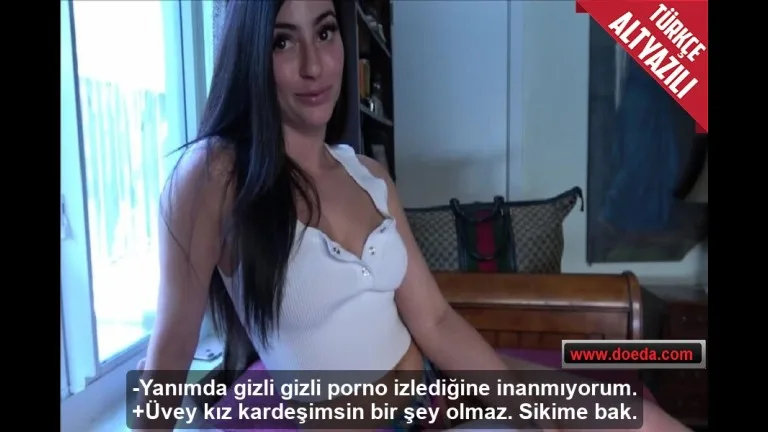 uvey kiz kardesinin arkasinda masturbasyon yapinca yakalandi.jpg