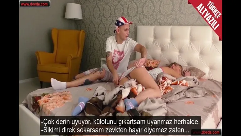 uyurken kulotunu cikarip ansizin sokunca zevkten karsi gelemedi.jpg