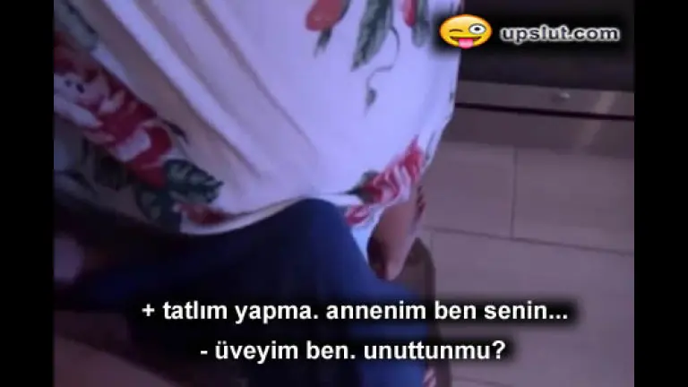 arkadan sikiyle durtukleyen uvey anneye mutfakta dosedi.jpg