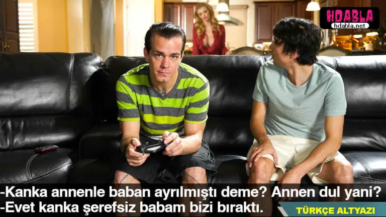 sapik oglan arkadasinin annesinin goguslerinden kendini alamadi.jpg