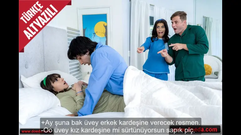 yatili okuldayken uvey kiz kardesiyle sikisirken kardes gibi olan arkadaslarina yakalandilar.jpg