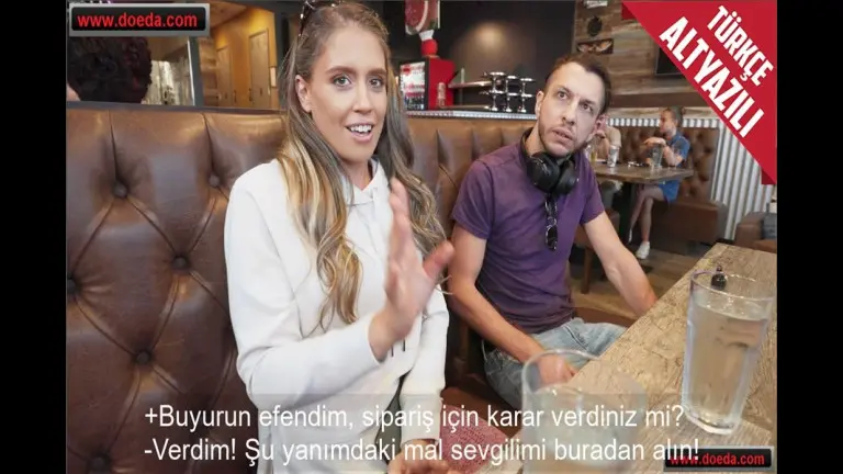 sevgilisiyle kavga eden seksi musterisini mutlu etmeye calisan sikici garson.jpg