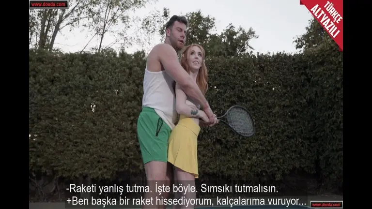 tenis ogreten kuzeninden raket tutma dersi alirken amina sut cektirdi.jpg
