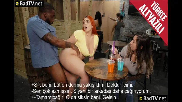 sikisemedigi icin siniri tepesinde olan balik etli kiz kafede iki zenciyle rahatladi.jpg