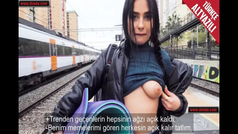 cok ozgun guzellikteki sportif arkadasiyla tren garinda hasir sererek sikisti.jpg
