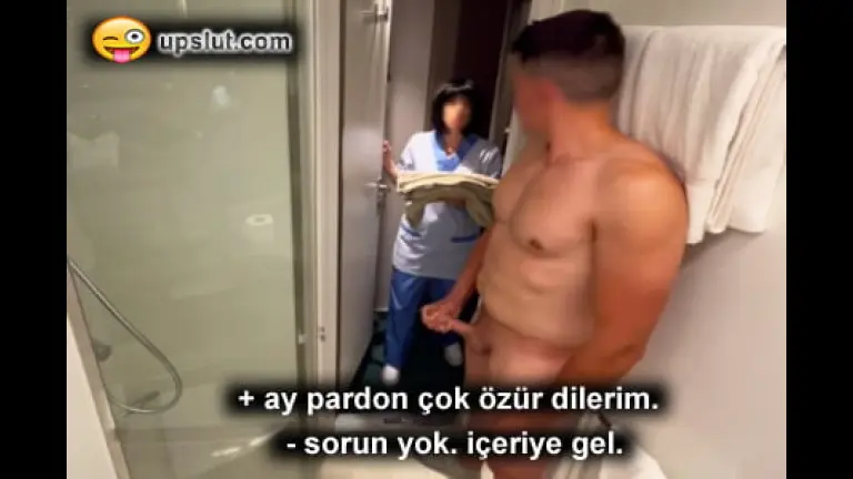 otelde asilirken yakalayan musteriyi hizlica bosaltan hizmetci.jpg