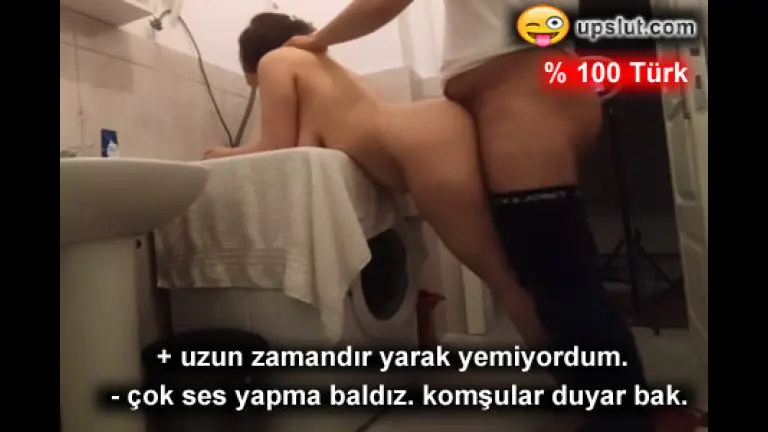 banyodan islak cikan baldizi havlusunu indirip domaltti.jpg