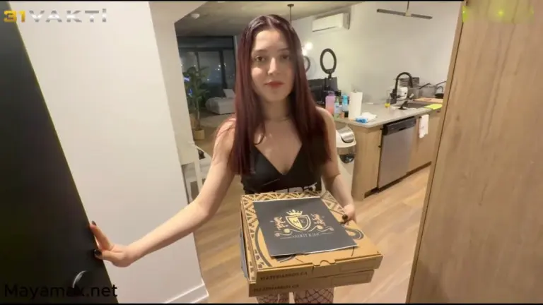 turk liseli kiz pizzayi bedavaya getirtti.jpg