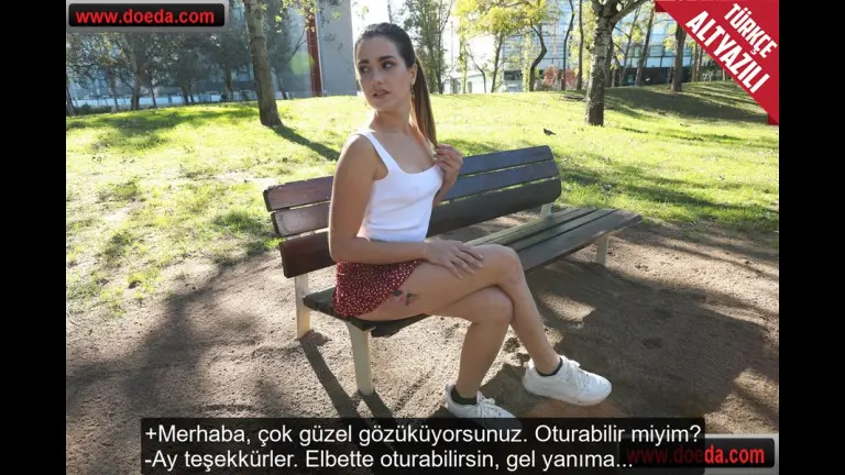 millete acik bahcedeki parkta mini etekli kizi gotten sikmeye calisti.jpg