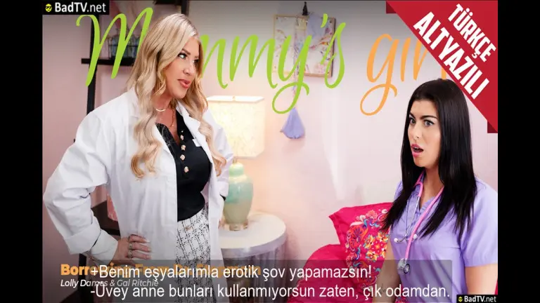 uvey annesinin doktor kostumuyle ciplak yayin acarken yakalanan lezbiyen kiz.jpg