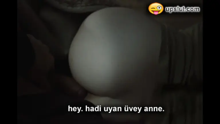 uyurken dayadigi uvey annenin dayanamayip amina batirdi.jpg