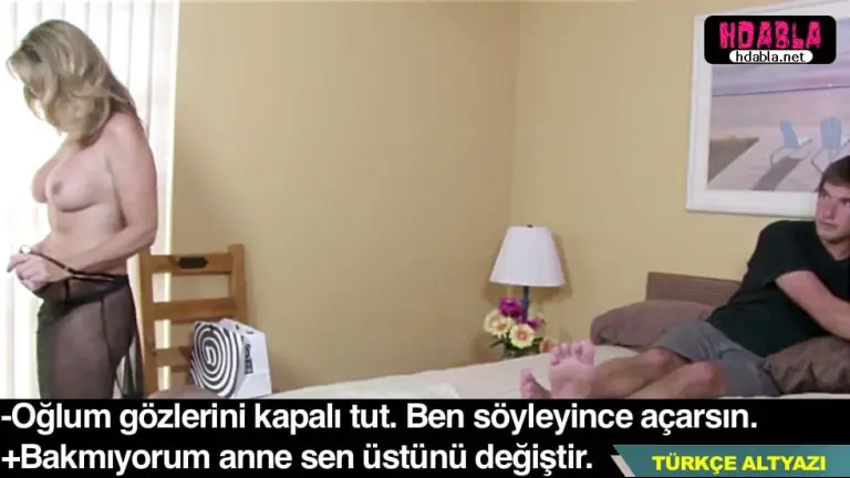 annem babam icin aldigi yeni ic camasirlarini bana gosteriyor.jpg