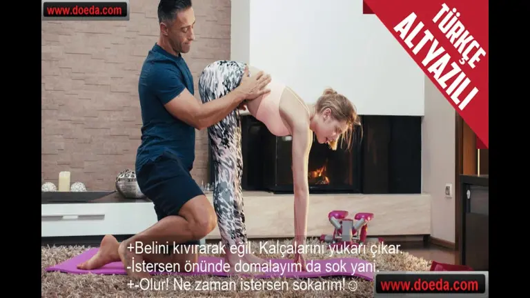 esnek manitaya yoga yaparken destek veren deneyimli sapik hoca.jpg