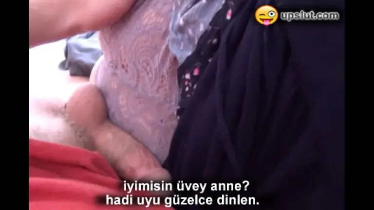 hastaliktan halsiz uyuyan uvey anneye surtturen firsatci.jpg