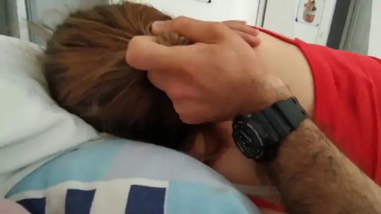 saclarindan kavrayarak beyaz tenli orospuyu dagitiyor.jpg