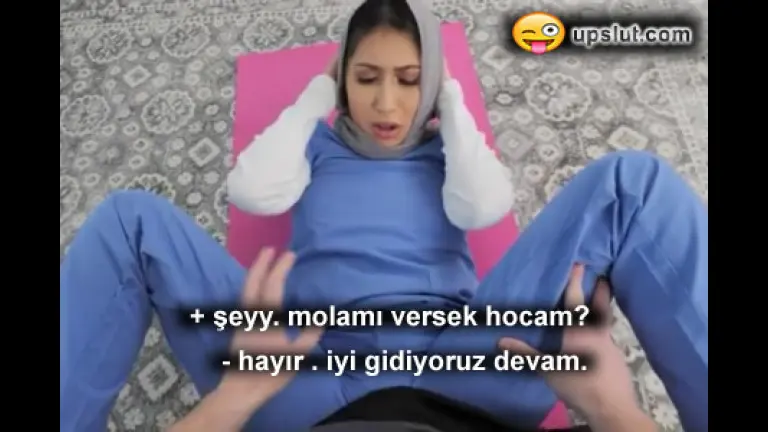 yogada cekinden davranan musteriyi amina yaslayip kiskirtti.jpg